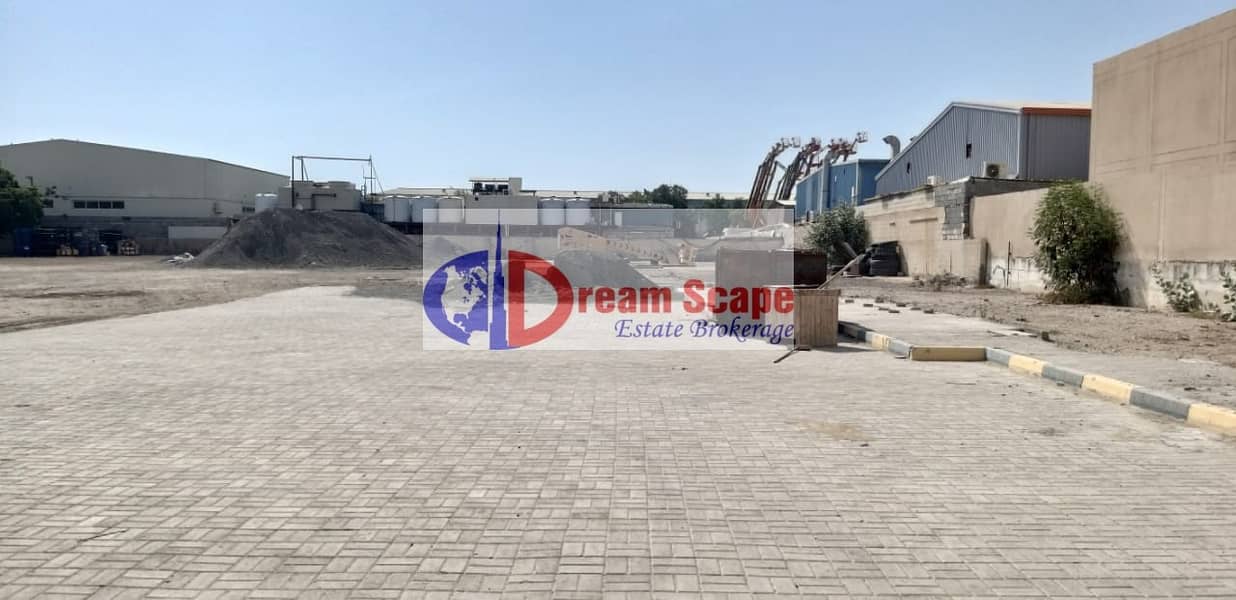 9 Warehouse with large plot for rent in Al Quoz