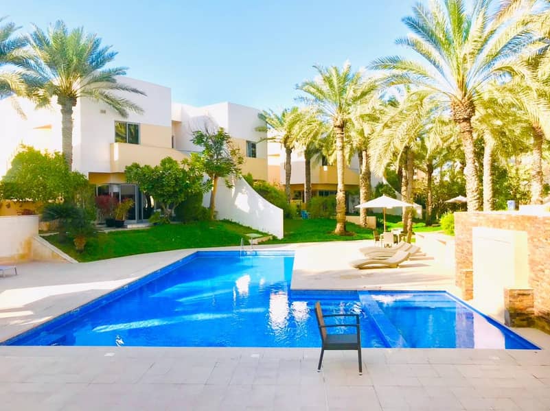 Excellent 4 bedroom villa with shared pool/gym jumeirah 1