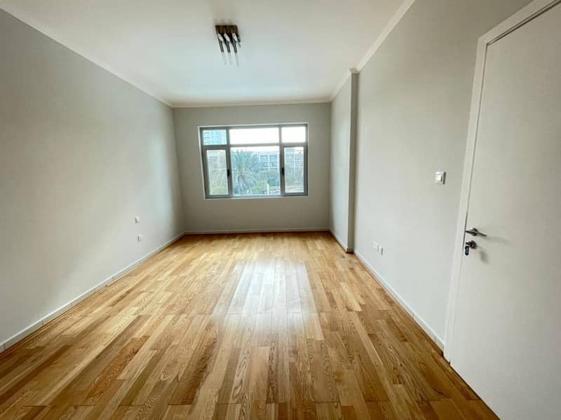 25 Upgraded Rare 2 Bedroom | Vacant /Ready To Move In