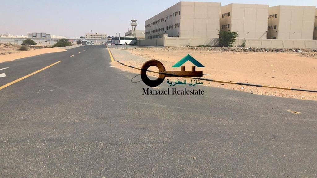 For sale land in Bam Al-Quwain, the corner of two streets, owning a citizen or an expatriate, an area of ​​29,000 feet, a very similar site