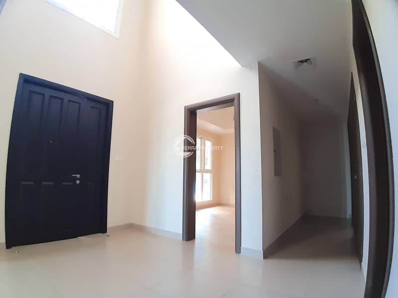 Near To Pool & Close Kitchen With Free Maintenance Near To Pool & Close Kitchen With Free Maintenance