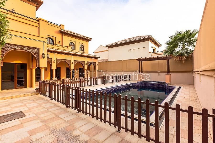 Splendid 5 BR Granada with Pool| Large Corner Plot