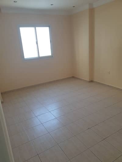 Flat for sale in Al Majaz 2 - Sharjah - two rooms + hall -  280 thousand dirhams required - suitable for housing or investment