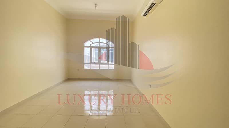 Elegant and Bright Apt with Store and Wardrobes Elegant and Bright Apt with Store and Wardrobes