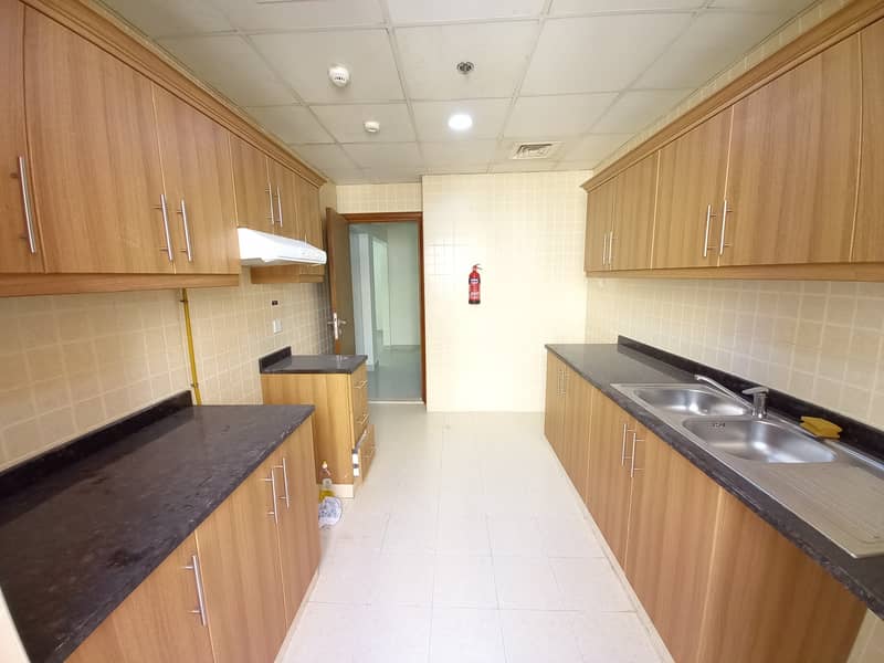 Fantastic 1br Closest  kitchen  balcony  gym  free parking just  33k hot of