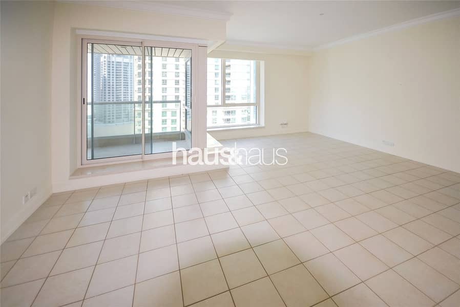 1 bedroom |Large living Space| Balcony