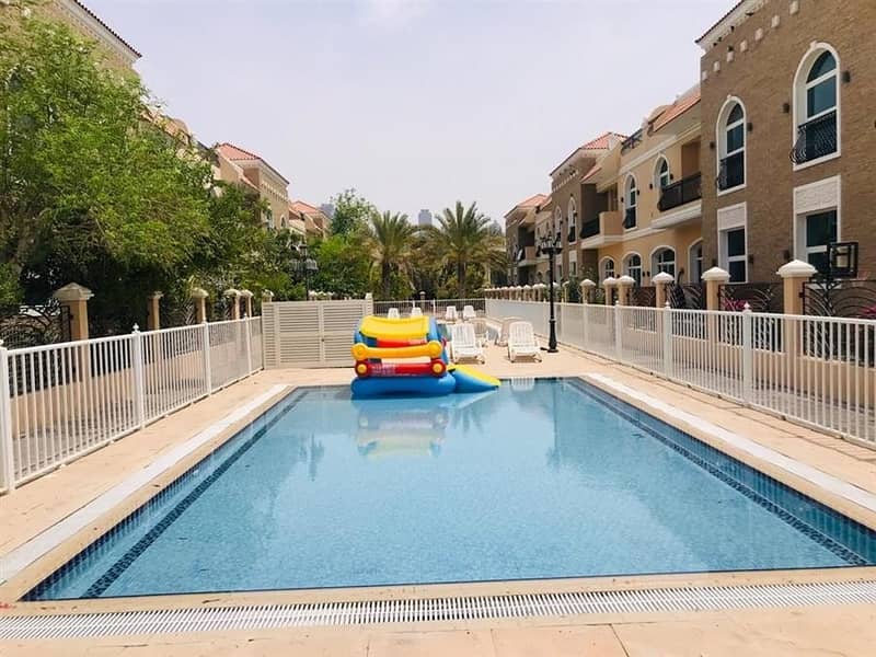 Spacious 5 bedroom villa with shared pool/gym jumeirah 2