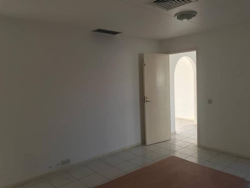 10 Excellent 4 bedroom plus maid single strey villa in Jumeirah