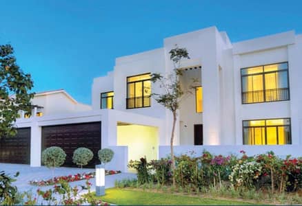 Come home to this fantastic 6 bedrooms Arabic style villa in  District One
