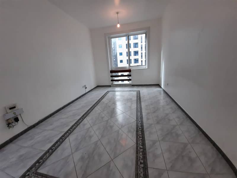 شقة في شارع حمدان 1 غرفة 42000 درهم - 5052568