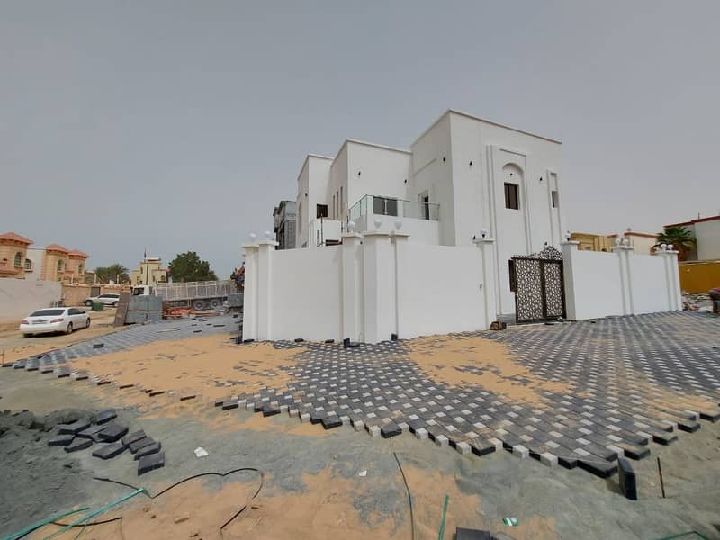 Villa for sale in a corner of two streets near the mosque, super deluxe finishing, freehold for all nationalities