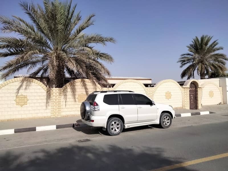 Owns a villa in the Khuzama area of ​​the Emirate of Sharjah with electricity, water and air conditioners at the corner of two streets