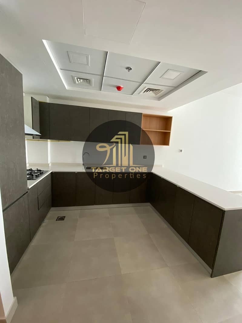 4 LUXURIOUS 1BHK FITTED KITCHEN WITH MAIDS ROOM