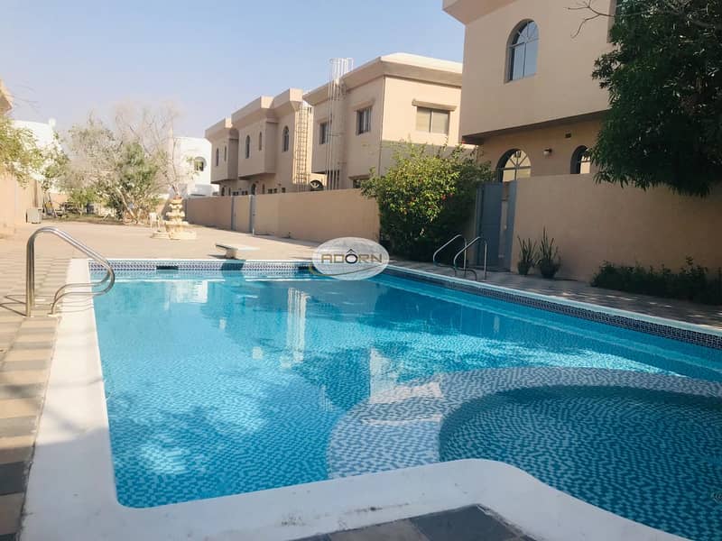 Excellent 5 bedroom villa with shared pool