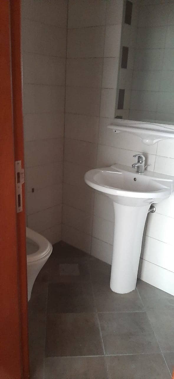7 No Commission! Free Two Months!! With Washroom & Pantry