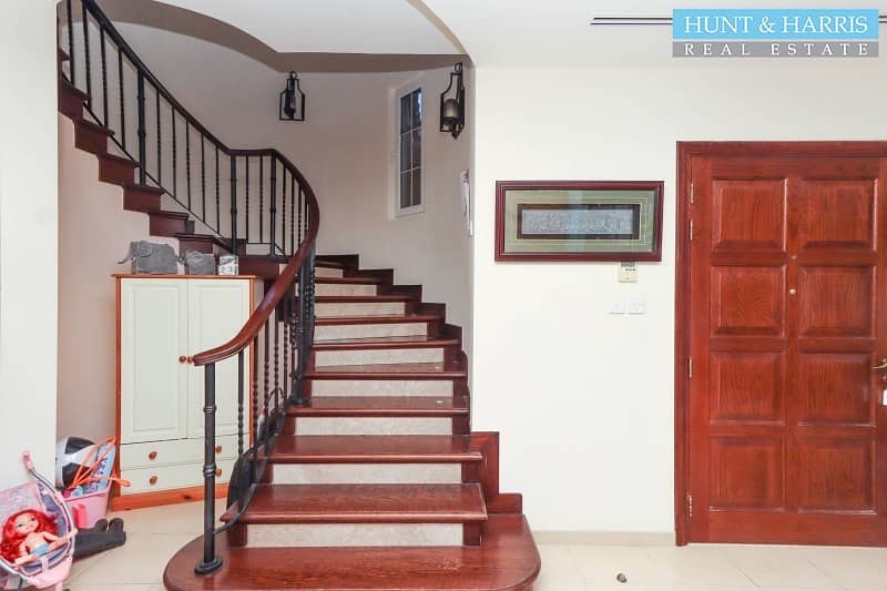 3 Very well maintained - Own this impressive Villa