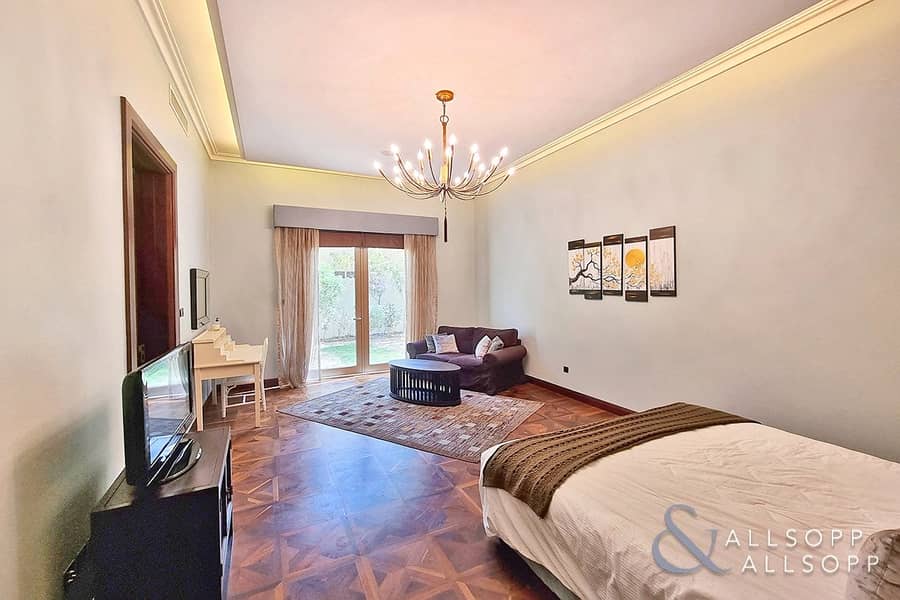 6 Exclusive | 6 Bedrooms | VOT | Immaculate