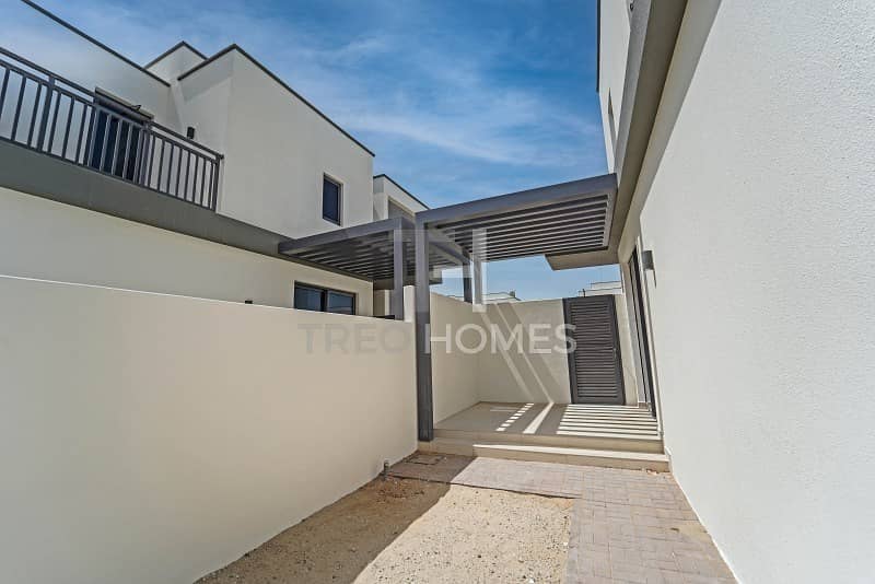 18 Close to pool|On green strip|Handed over
