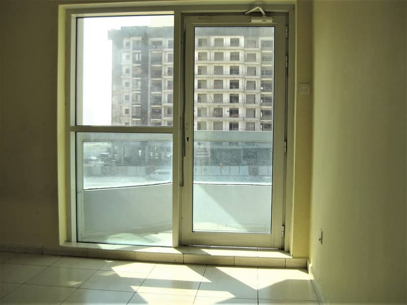 6 Spacious 1BR | Vacant  | well maintain l Balcony
