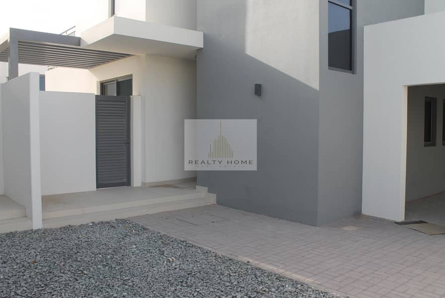 25 Brand New 4 bedroom + study + maid at Maple 3 for AED 145K