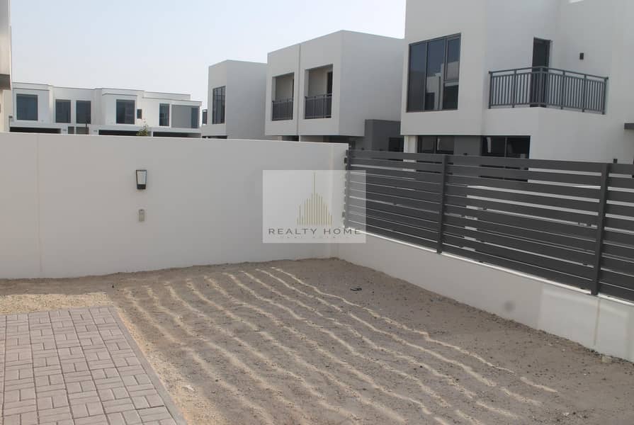 26 Brand New 4 bedroom + study + maid at Maple 3 for AED 145K