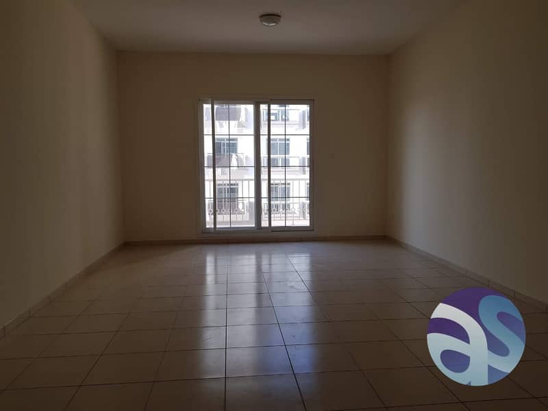 Large Studio! with balcony ! Close to Circle Mall