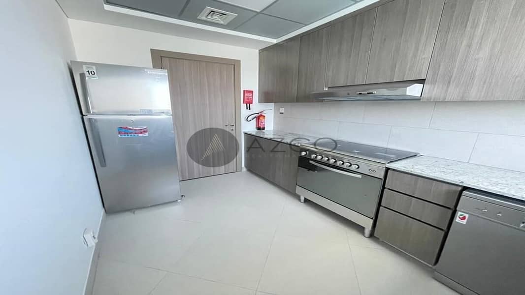 6 Brand new | Spacious Unit | Closed Kitchen