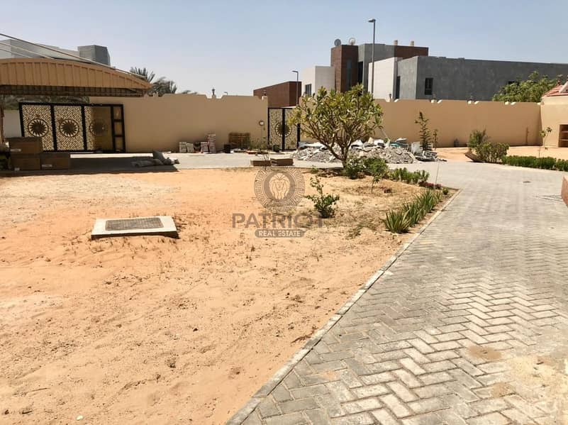 8 Well Maintained 3-BR With Service Block In Al Barsha