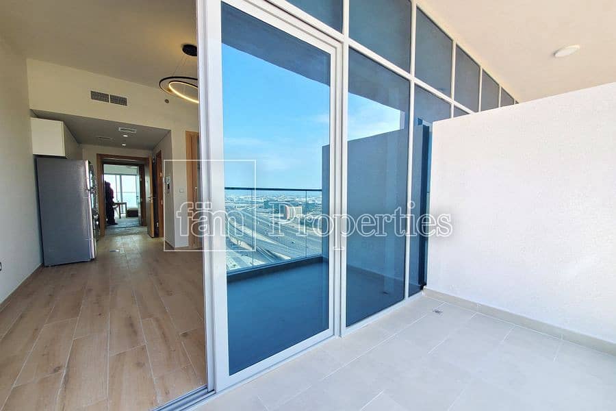 10 Luxury Studio Apartment | Metro Access | Balcony