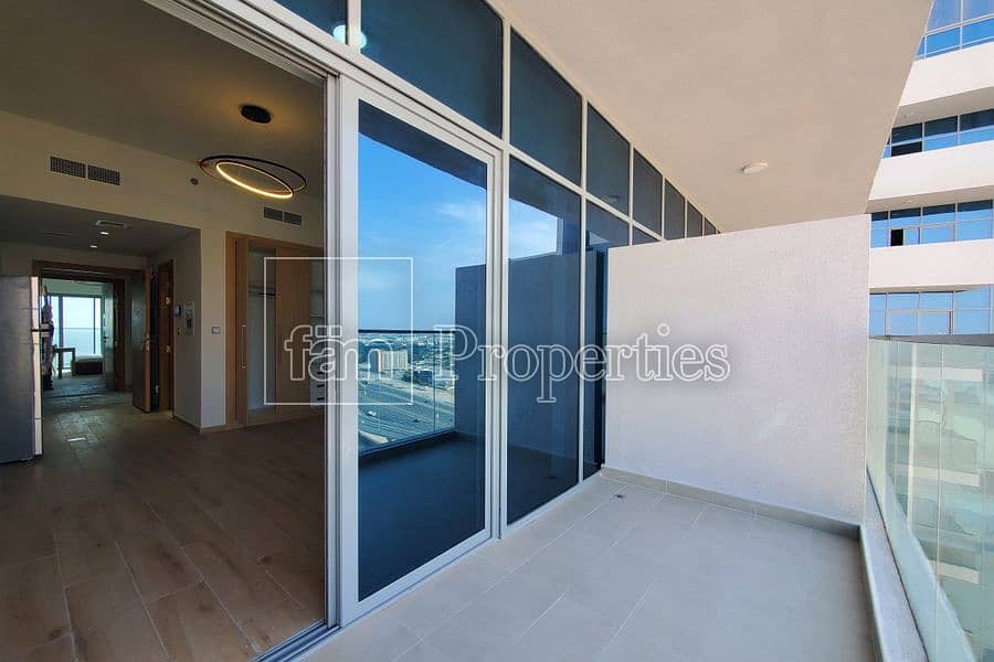 16 Luxury Studio Apartment | Metro Access | Balcony