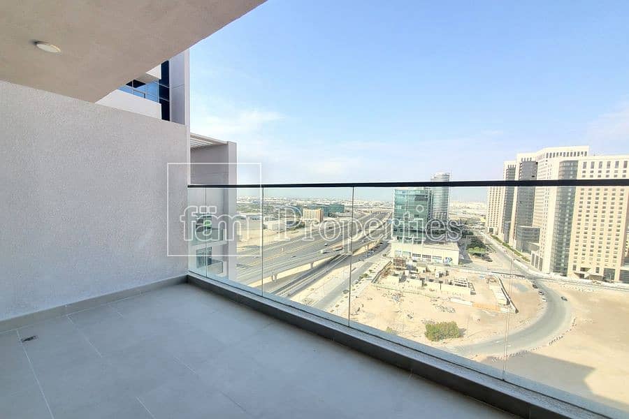 17 Luxury Studio Apartment | Metro Access | Balcony