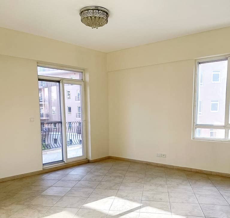 9 Lovely Spacious Apt with Community views