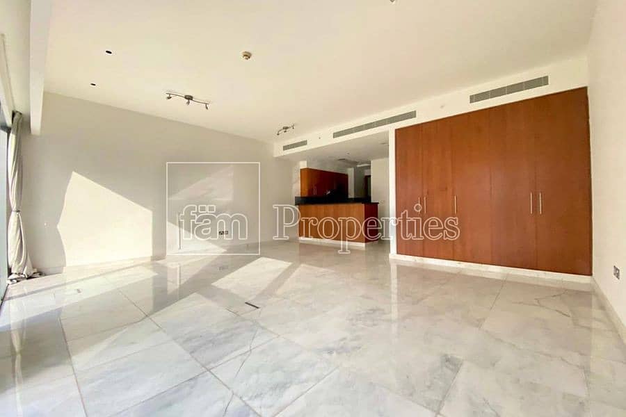 5 perfectly located with a direct access to SZR.