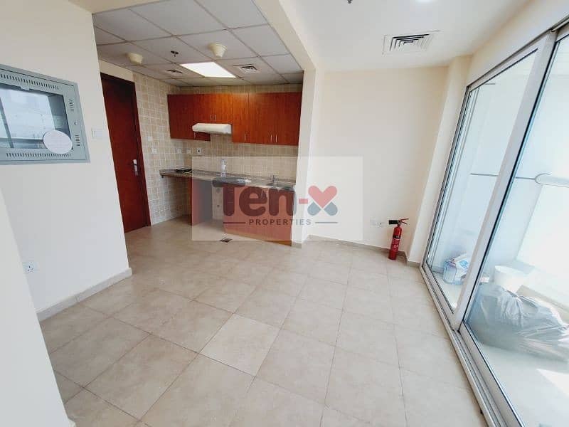 Specious 1BR Apt| Full Glassed Windows| with Balcony