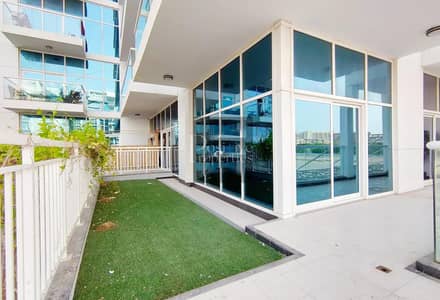 Podium Level / Bright and Specious Podium Level / Bright and Specious