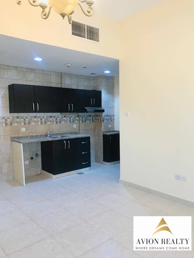 23 Cozy 1BR with Balcony | Closed Kitchen | Well Maintained - JVC