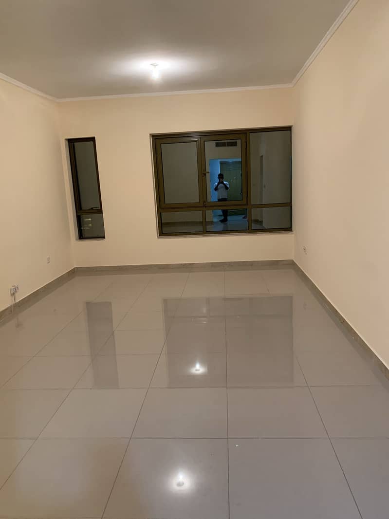 Spacious 1 bhk available in electra street, with wardrobes, 39k