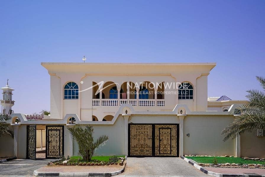 New large 4 bedrooms + maid room villa in Al Markhaneya