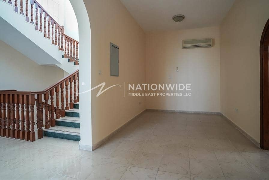 4 New large 4 bedrooms + maid room villa in Al Markhaneya