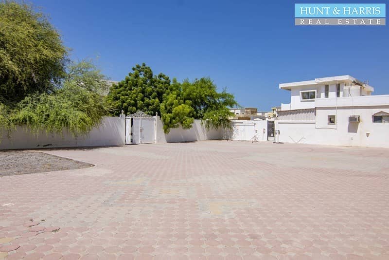 3 Mixed Use Premises - Sea Side Villa - Immaculate Interior