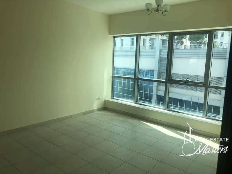 10 Beautiful 1 BR in the Center of Dubai Marina