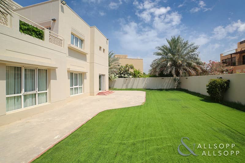 14 Fully Upgraded | Fully Furnished | 4 Beds