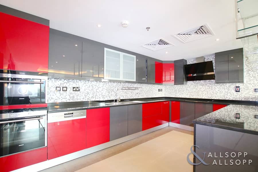 13 Fully Upgraded | Three Bedrooms | Terrace