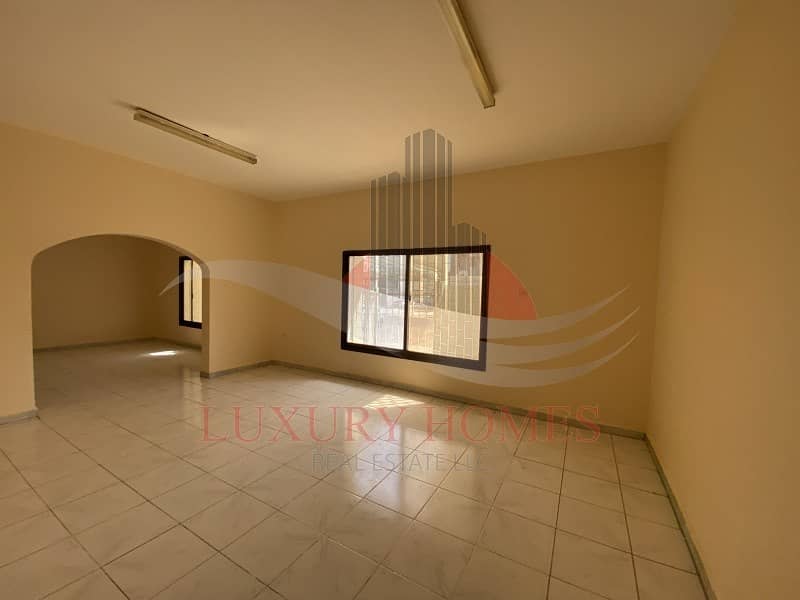 2 Spacious and bright apartment with shaded parking