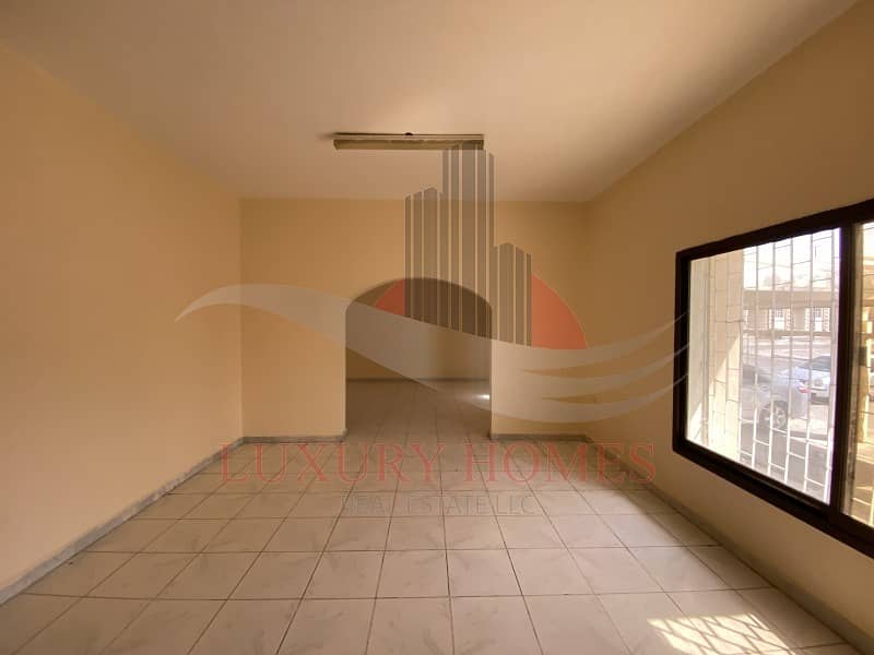 5 Spacious and bright apartment with shaded parking