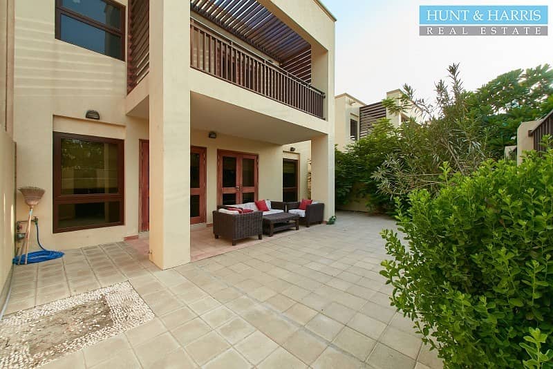 Extremely Spacious 3 Bedroom Townhouse - Close to the Beach