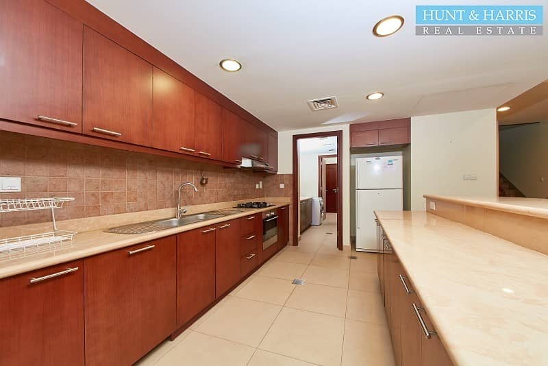 4 Extremely Spacious 3 Bedroom Townhouse - Close to the Beach