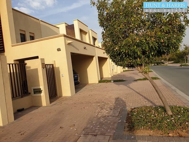 19 Extremely Spacious 3 Bedroom Townhouse - Close to the Beach