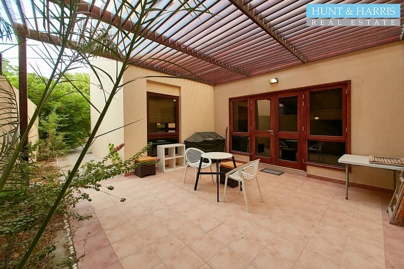 18 Extremely Spacious 3 Bedroom Townhouse - Close to the Beach