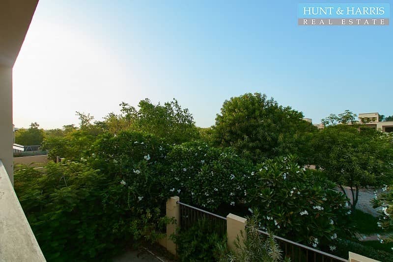 20 Extremely Spacious 3 Bedroom Townhouse - Close to the Beach